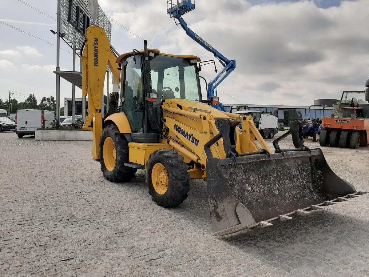 Retroexcavadora Komatsu — imagen 1