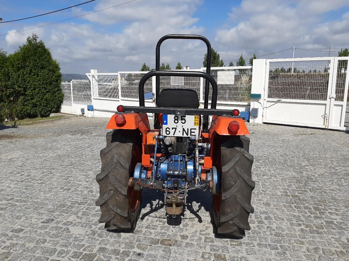 Trator agrícola Kioti — imagem 5