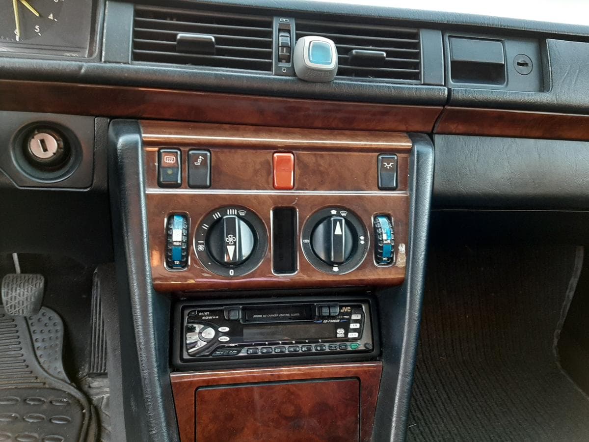 Mercedes-Benz 200D — imagem 10