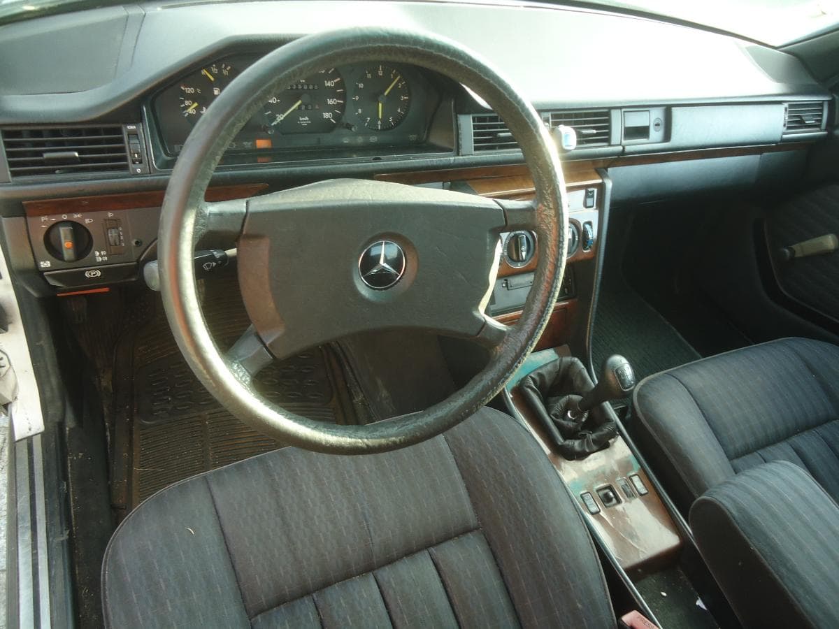 Mercedes-Benz 200D — imagem 8