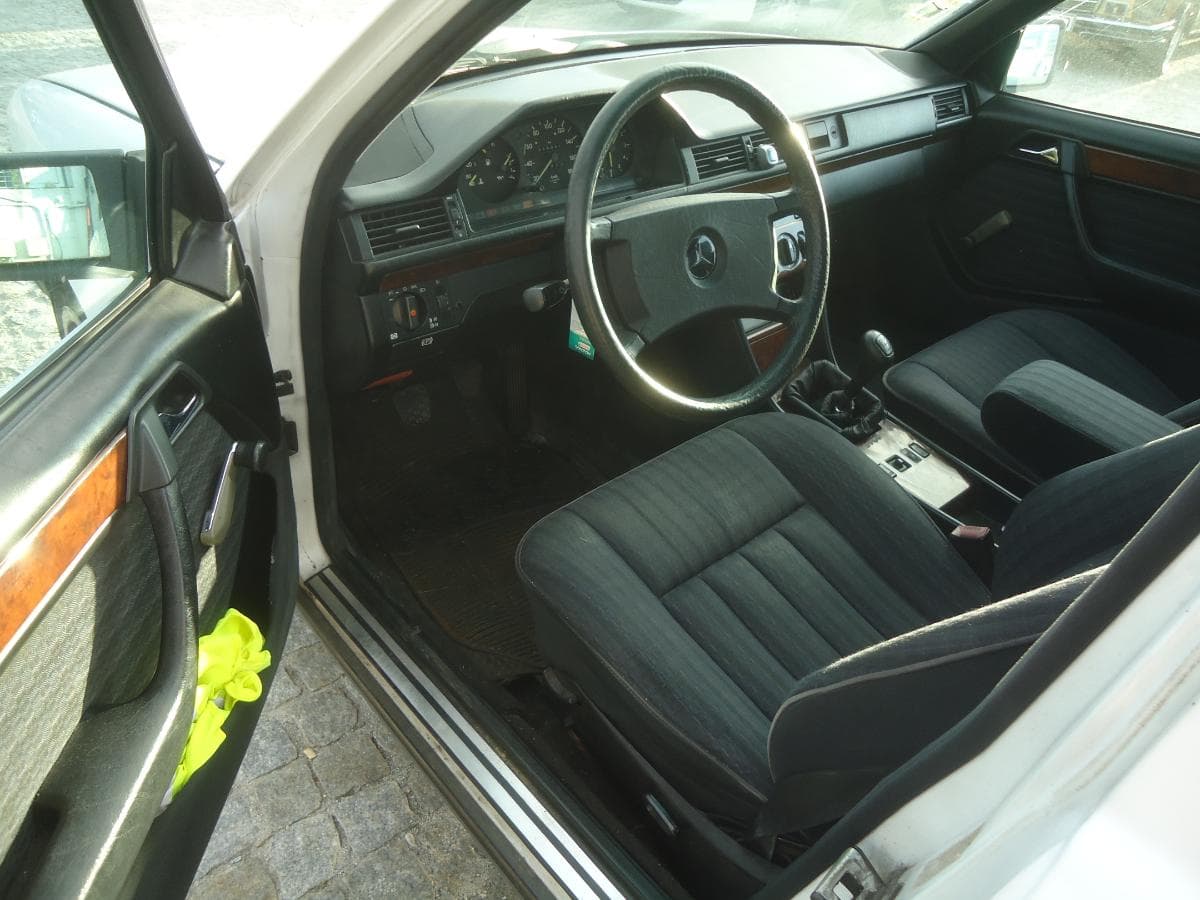 Mercedes-Benz 200D — imagem 7