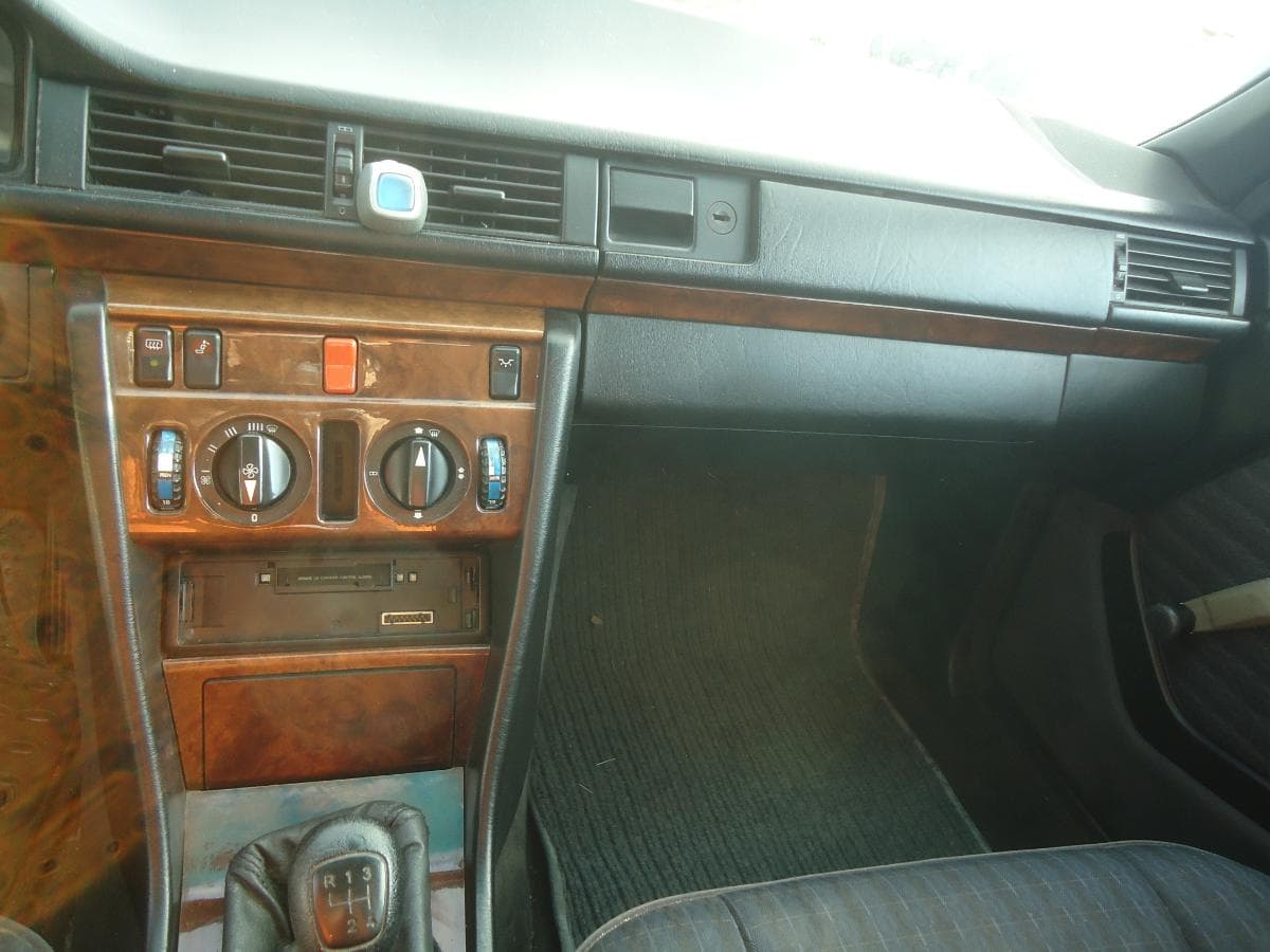 Mercedes-Benz 200D — imagem 13