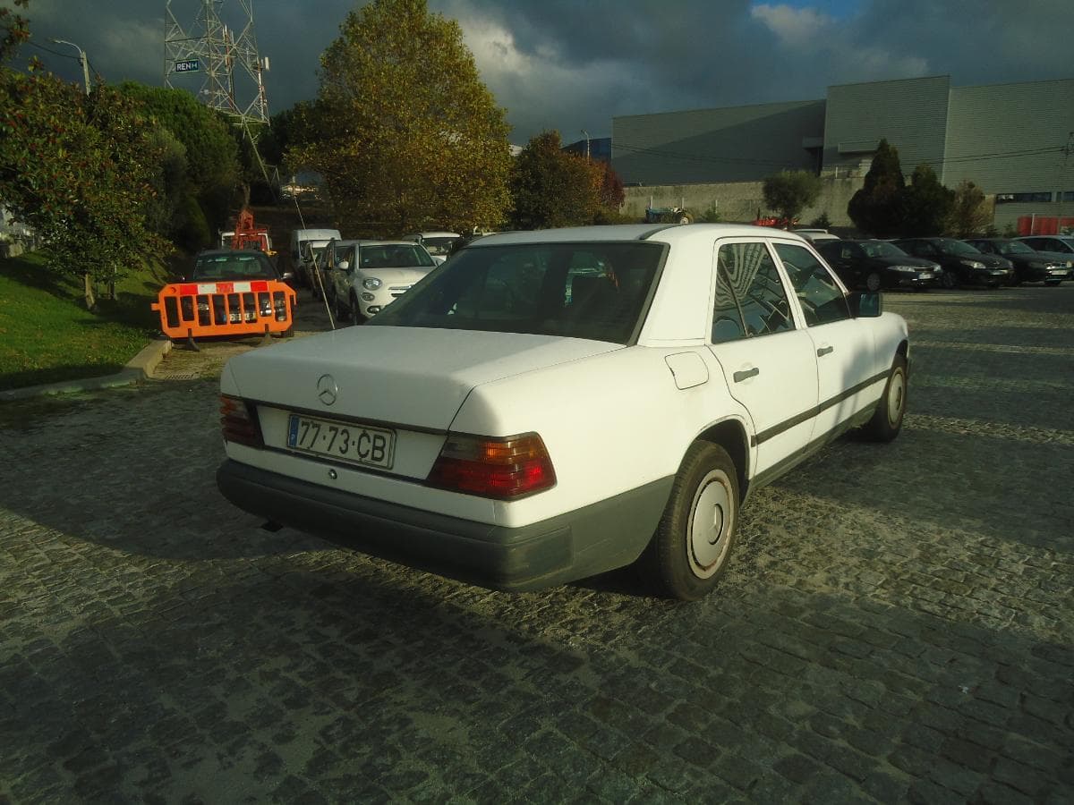 Mercedes-Benz 200D — imagem 4