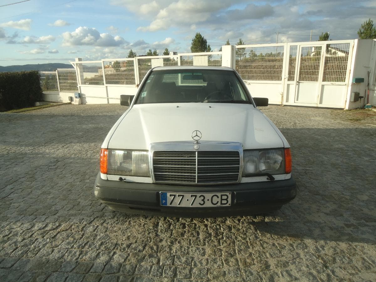 Mercedes-Benz 200D — imagem 2