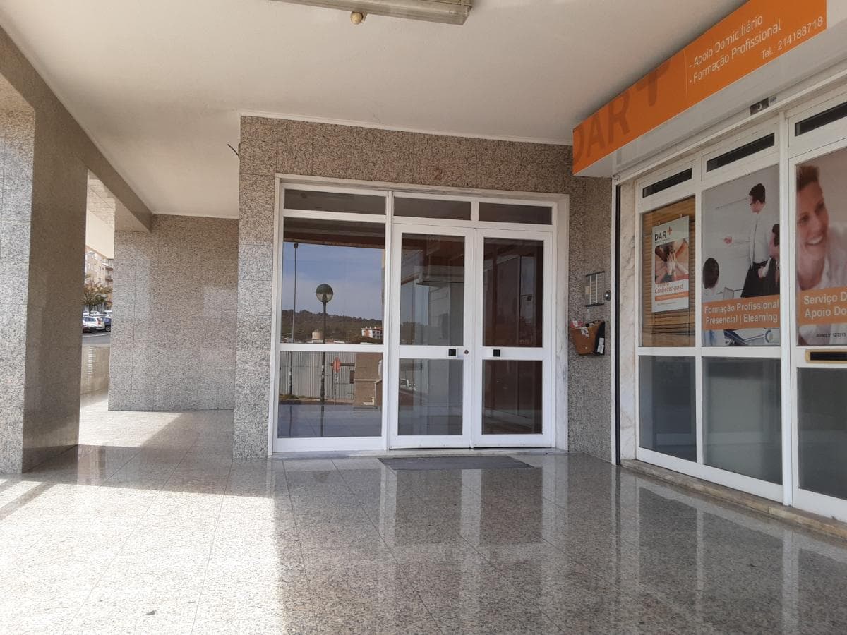 Apartamento T2 c/ 2 Lugares de Garagem · Oeiras — imagem 13