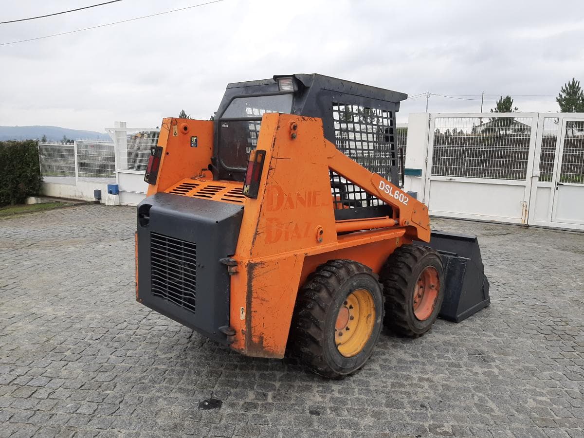 Mini Pá Carregadora Daewoo DSL602 — image 3