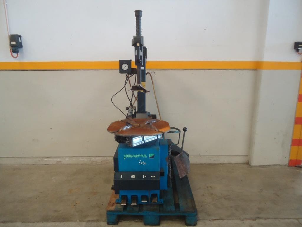 Machine de démontage de pneus