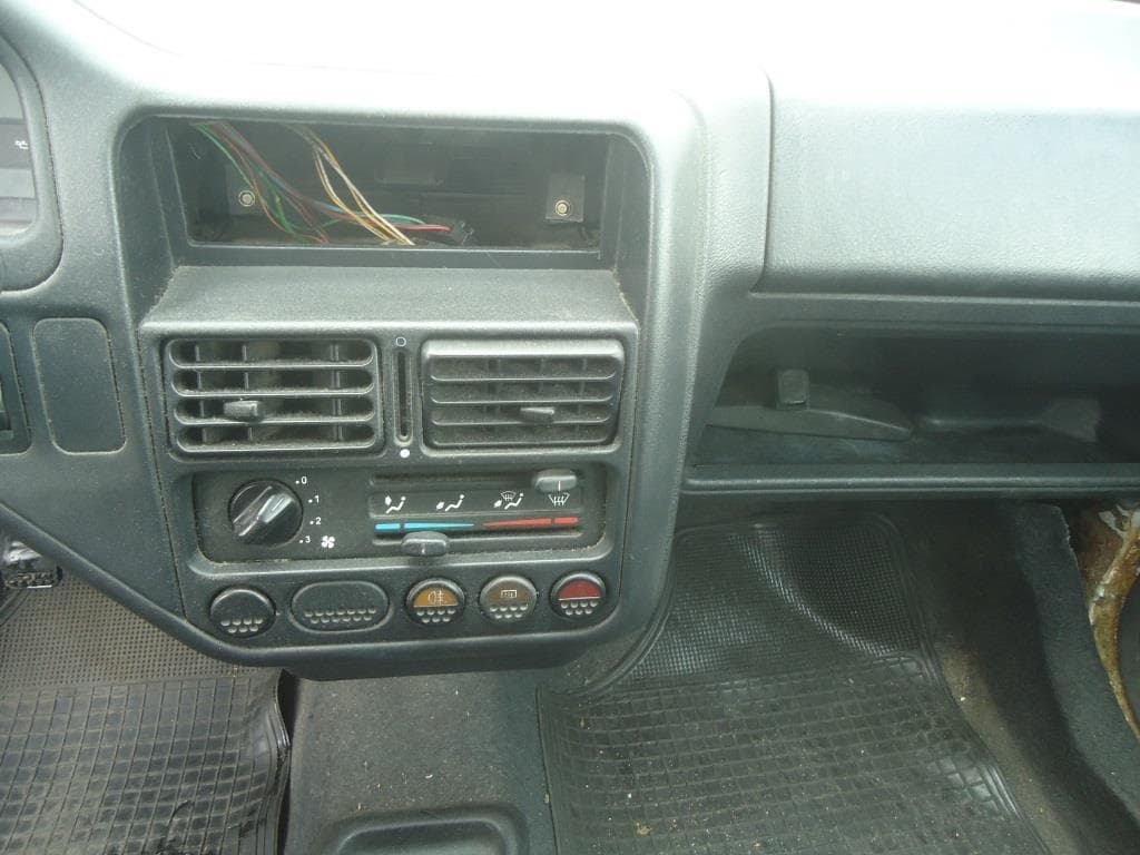 Peugeot 106 · Ano 1995 — image 11
