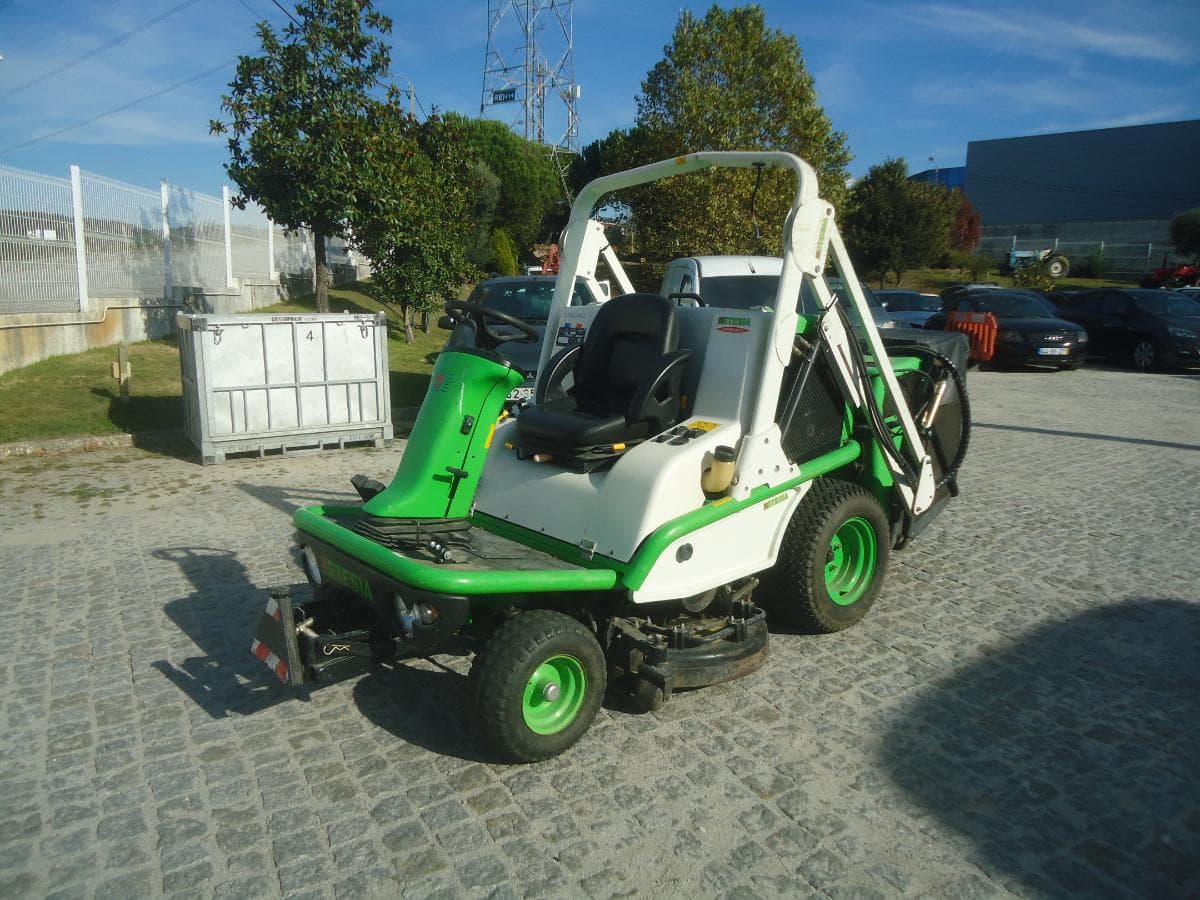 Veículo corta relva Etesia