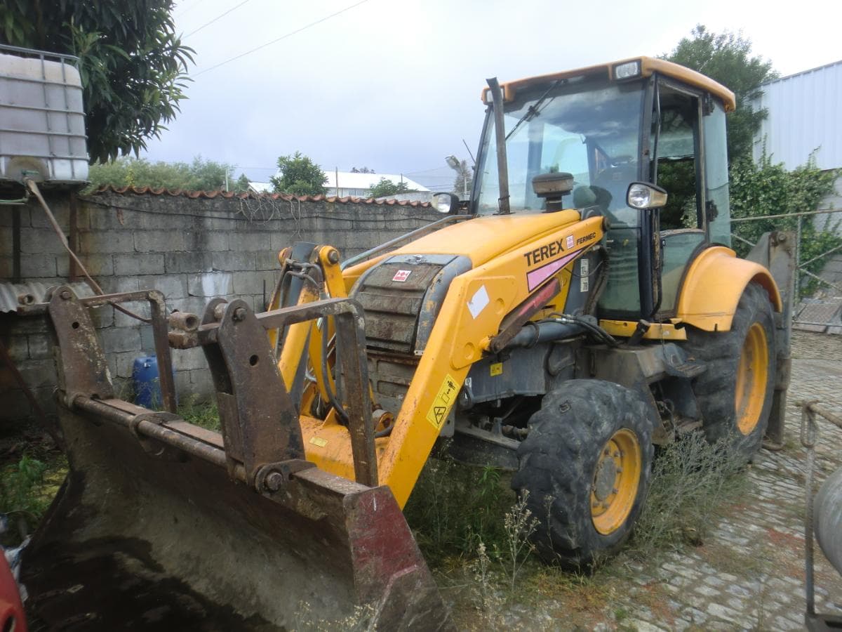 Retroescavadora +  Compressor  + Dumper  + Betoneira monofásica