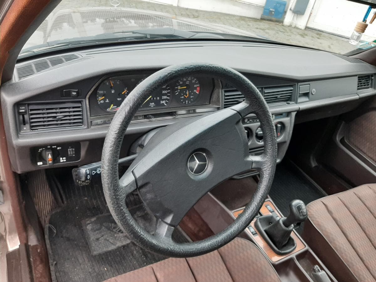 Mercedes-Benz 190E, UX-47-66 — imagem 10