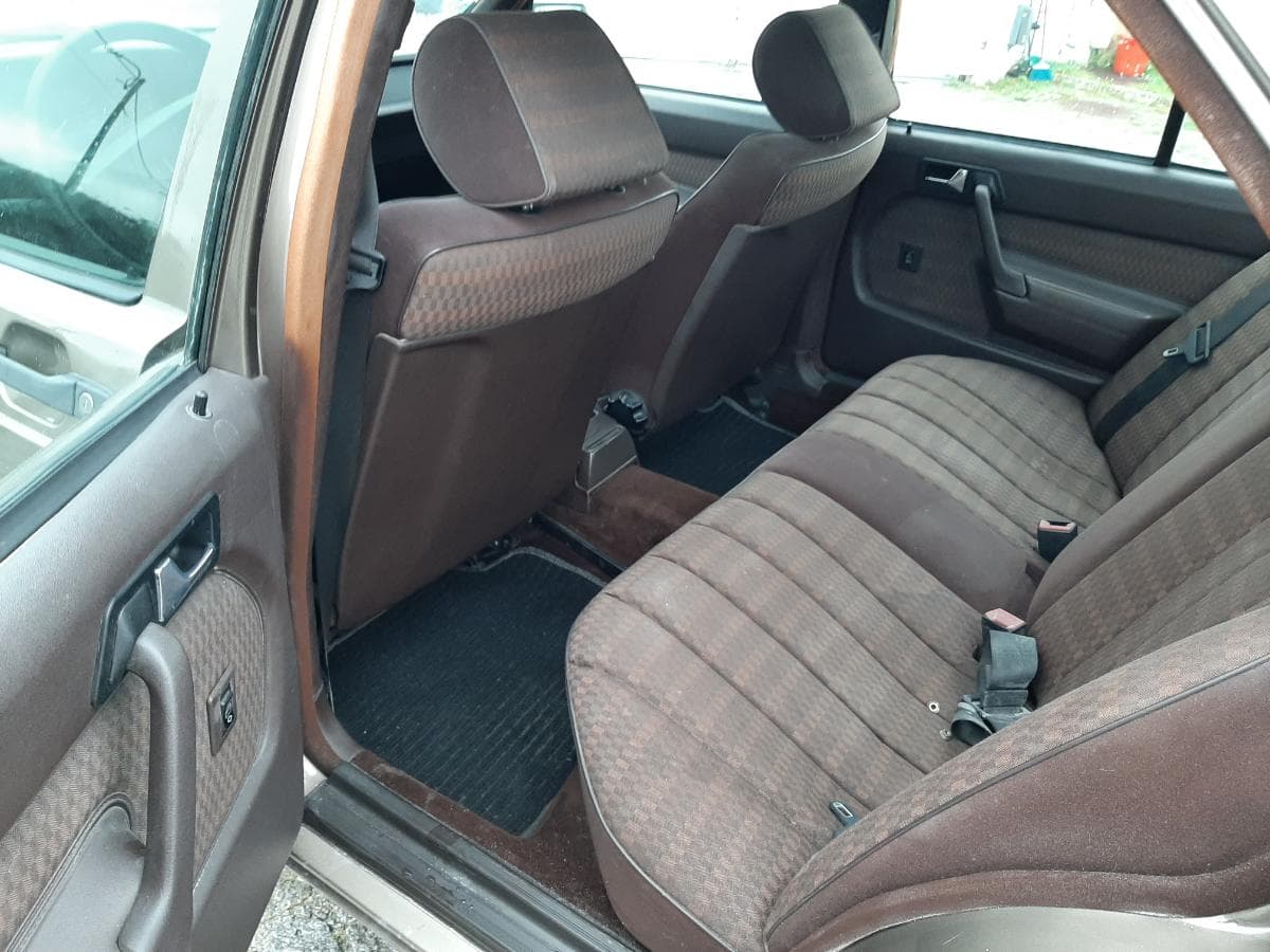 Mercedes-Benz 190E, UX-47-66 — imagem 14