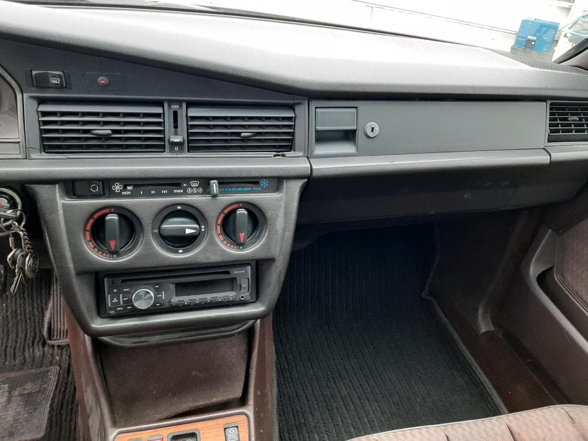 Mercedes-Benz 190E, UX-47-66 — imagem 12