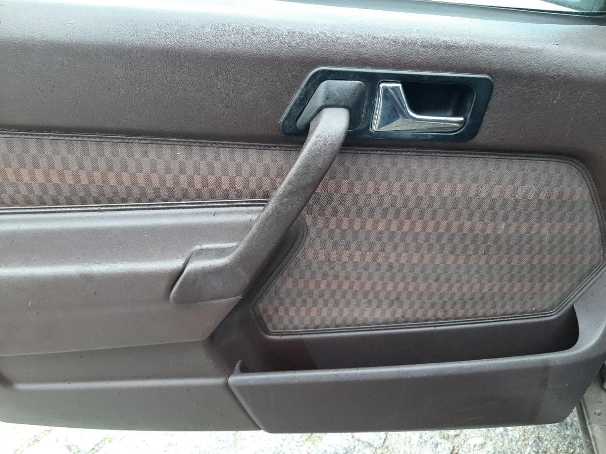 Mercedes-Benz 190E, UX-47-66 — imagem 9