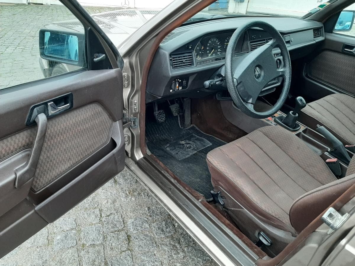 Mercedes-Benz 190E, UX-47-66 — imagem 7