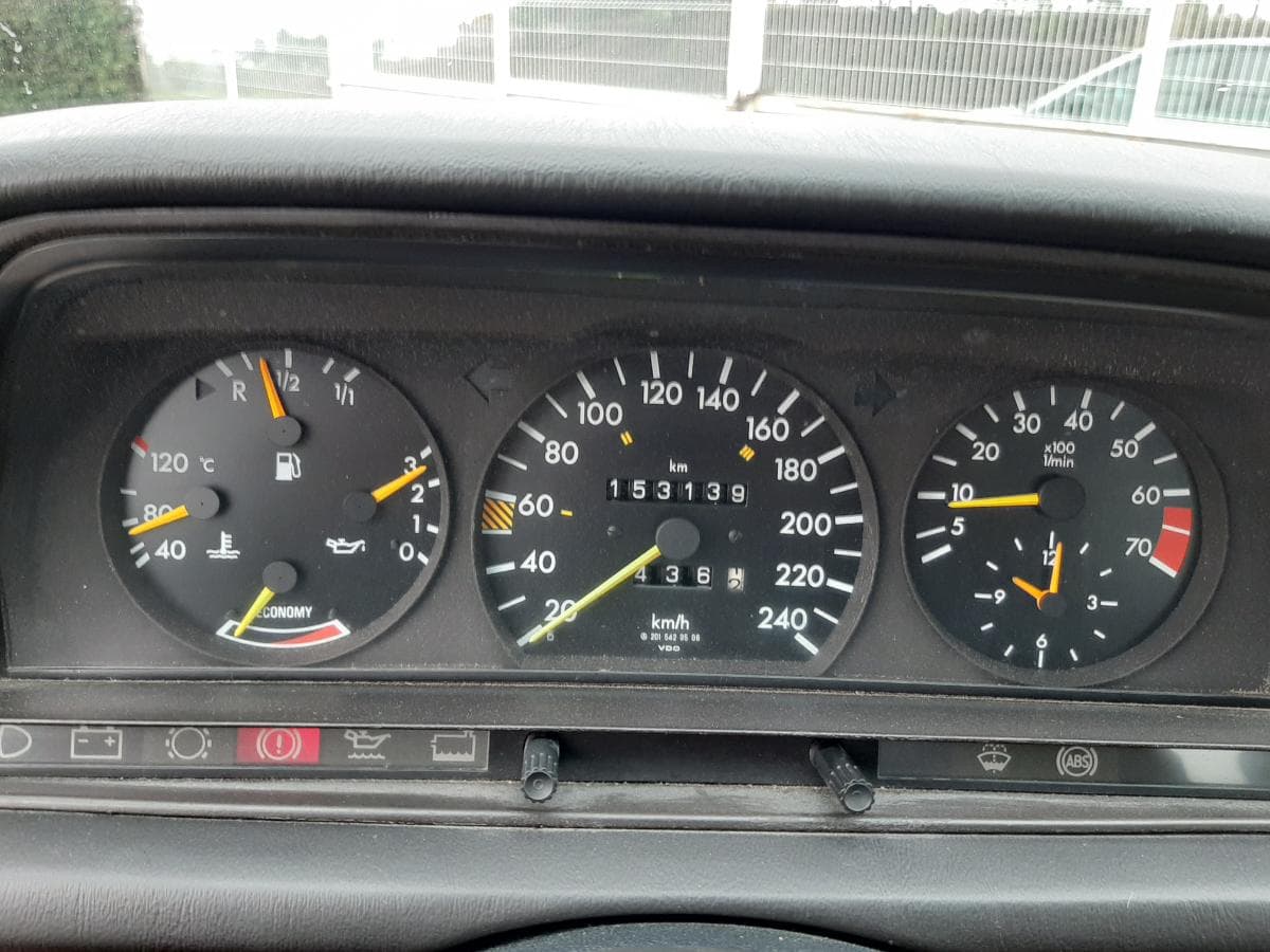 Mercedes-Benz 190E, UX-47-66 — imagem 11