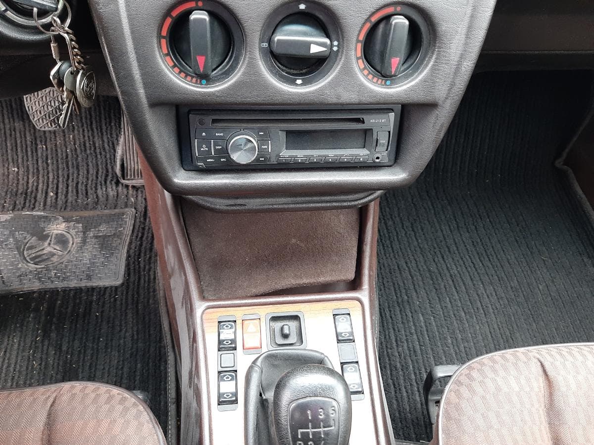 Mercedes-Benz 190E, UX-47-66 — imagem 13