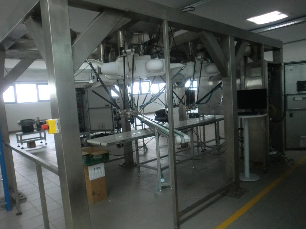 Stainless steel structure with 4 robots — image 2