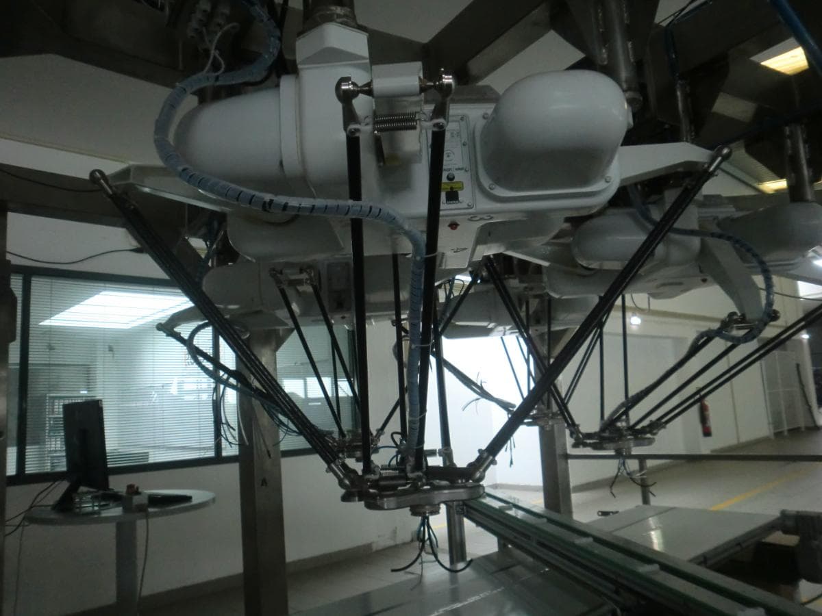 Stainless steel structure with 4 robots — image 3