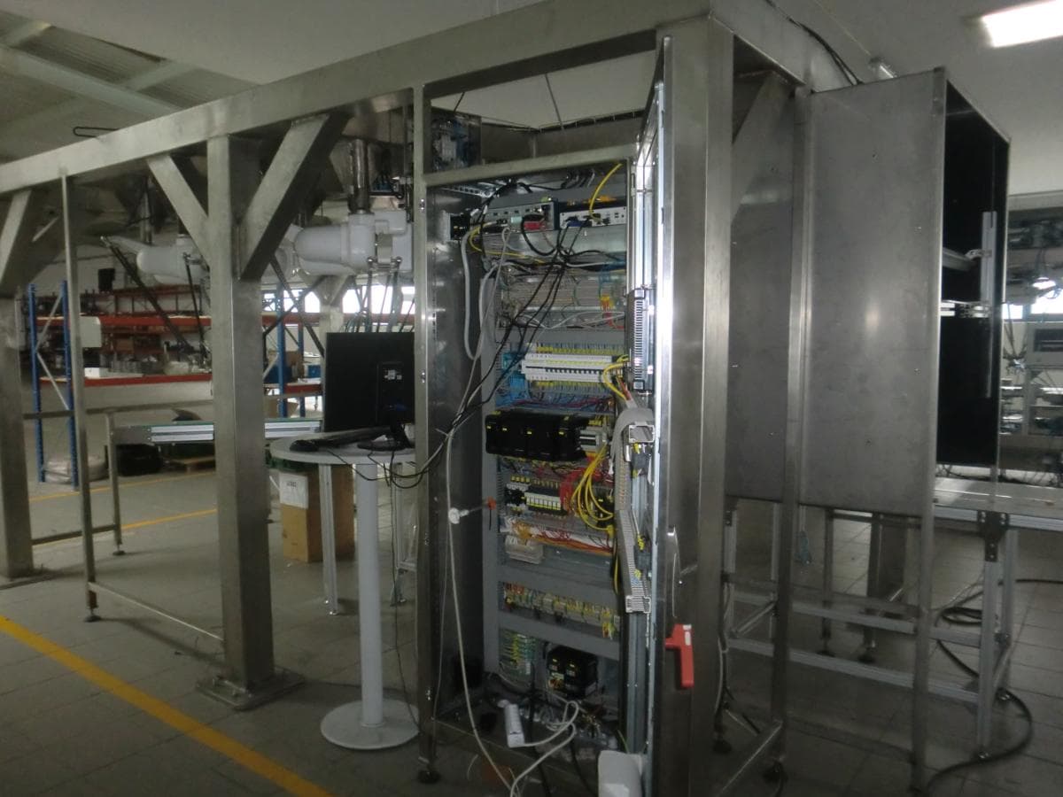 Stainless steel structure with 4 robots — image 4