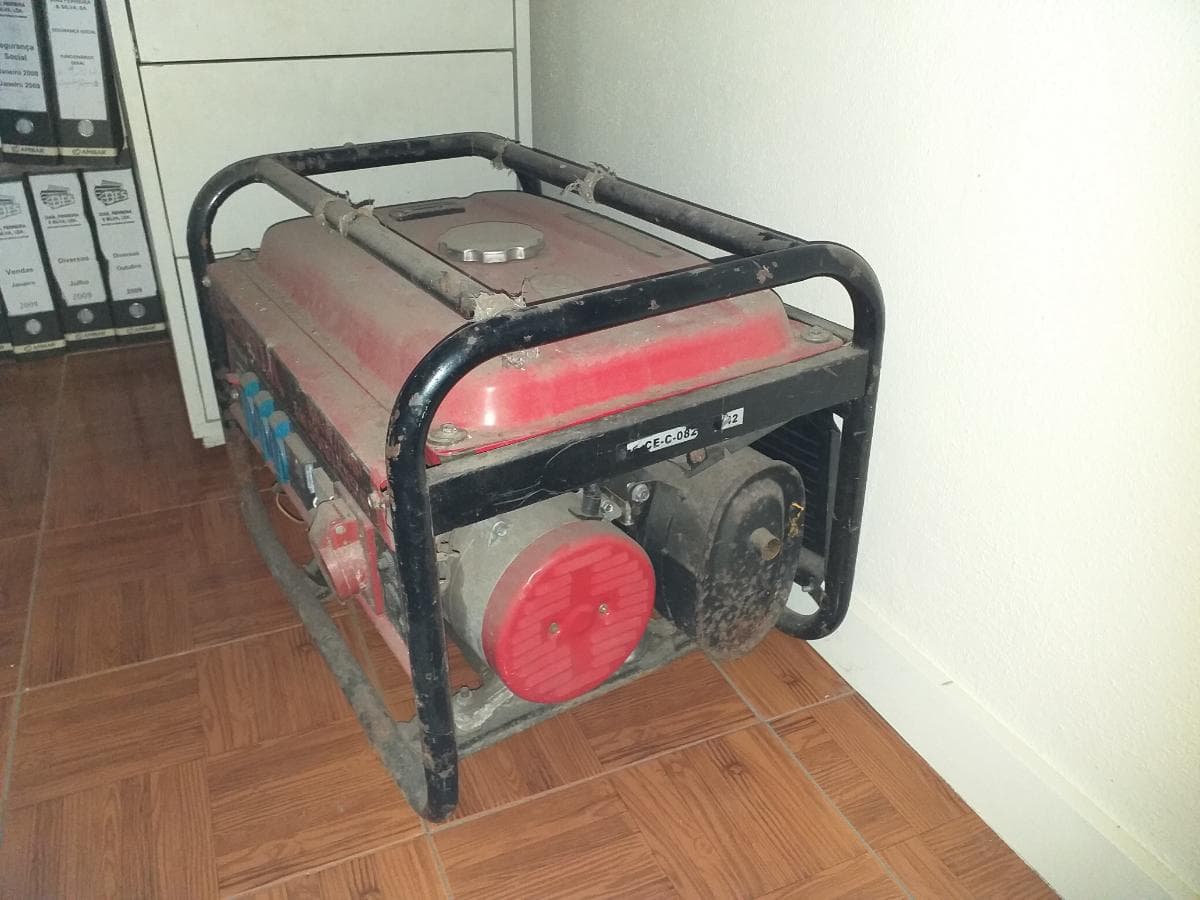 Armazém Industrial + Maquinaria + Eq. Escritório · Paredes — imagem 30