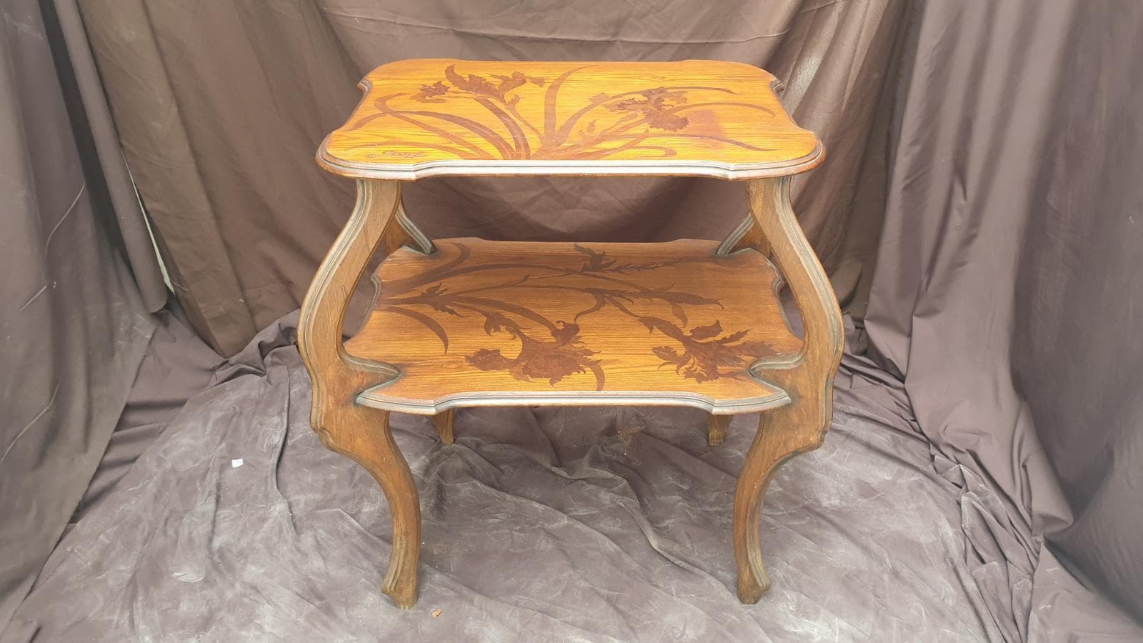 Mesa de apoio francesa