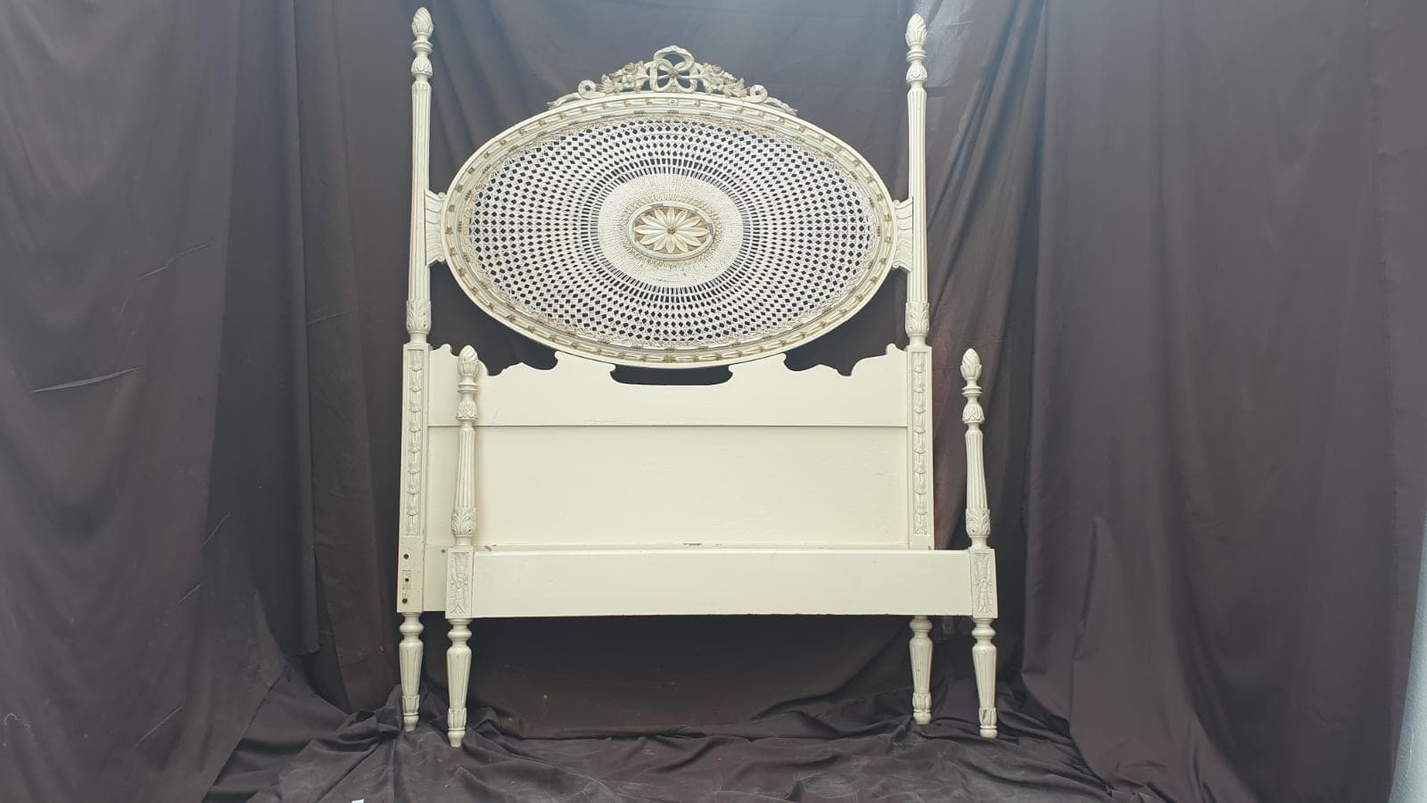 Cama romântica de corpo e meio
