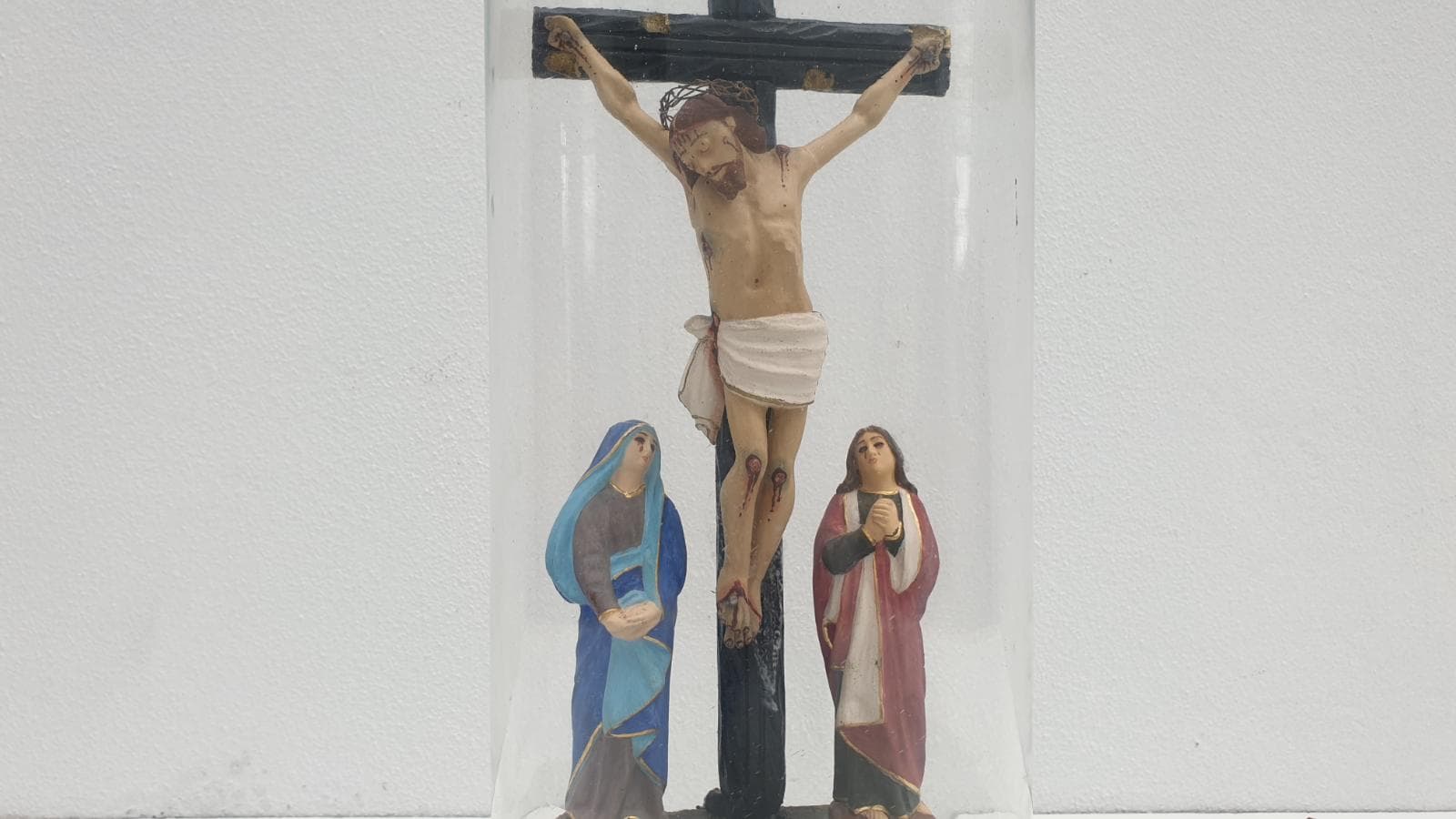 Redoma em vidro com calvário — imagen 2