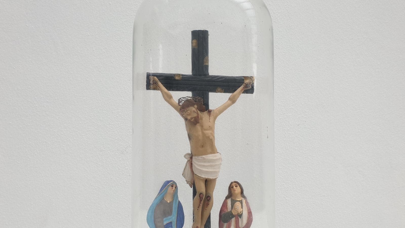 Redoma em vidro com calvário — imagen 4