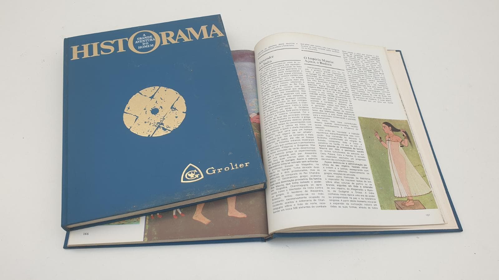 Coleção de 12 volumes, com título “HISTORAMA”