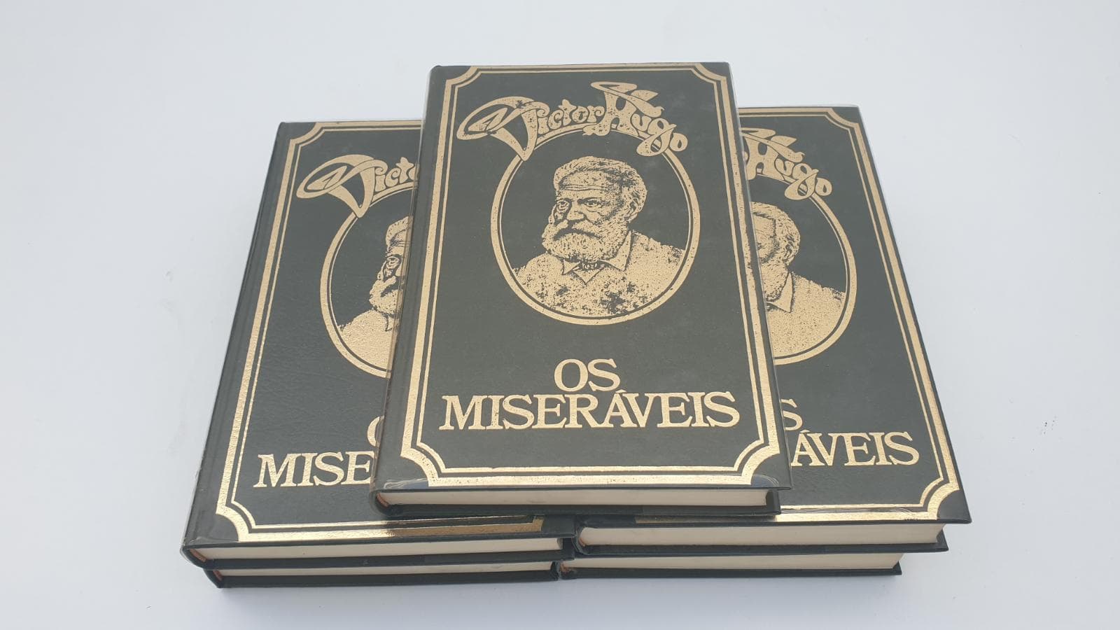 5 Volumes do autor “VITOR HUGO”, com título “OS MISERÁVEIS”