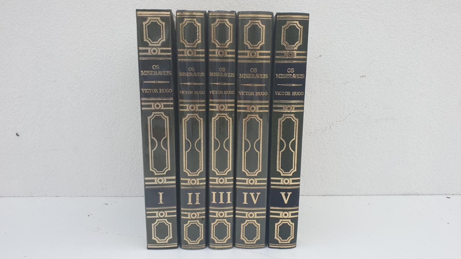 5 Volumes do autor “VITOR HUGO”, com título “OS MISERÁVEIS” — image 2