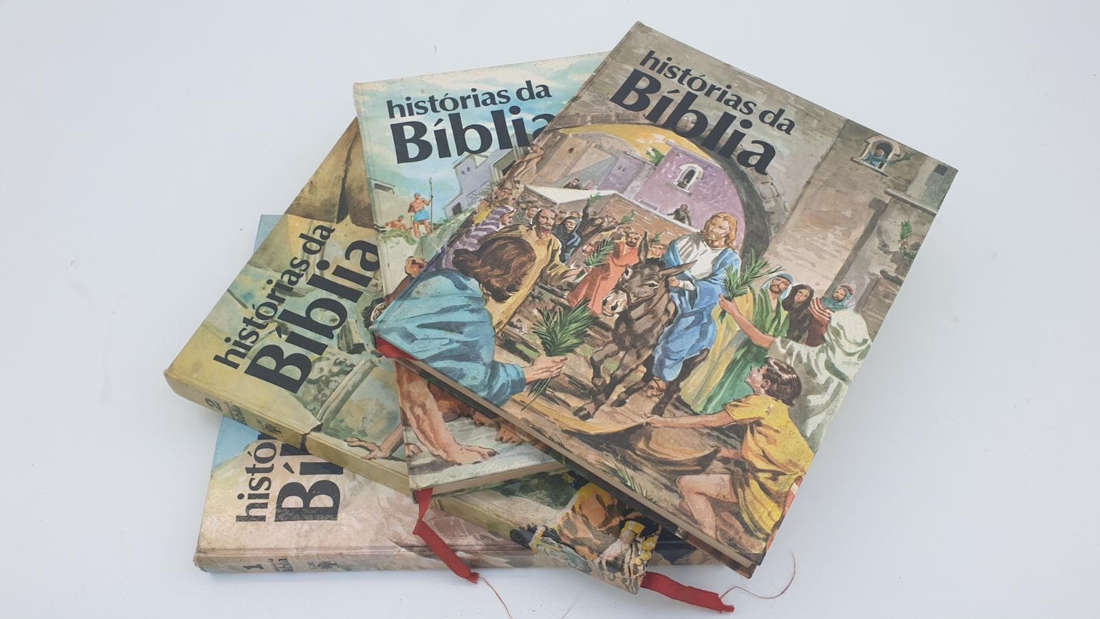 Coleção de 4 volumes com título “HISTÓRIA DA BIBLIA”