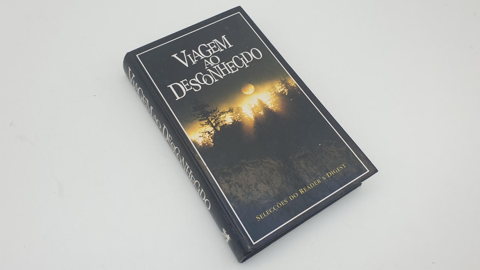 Livro com título “VIAGEM AO DESCONHECIDO” — imagem 1