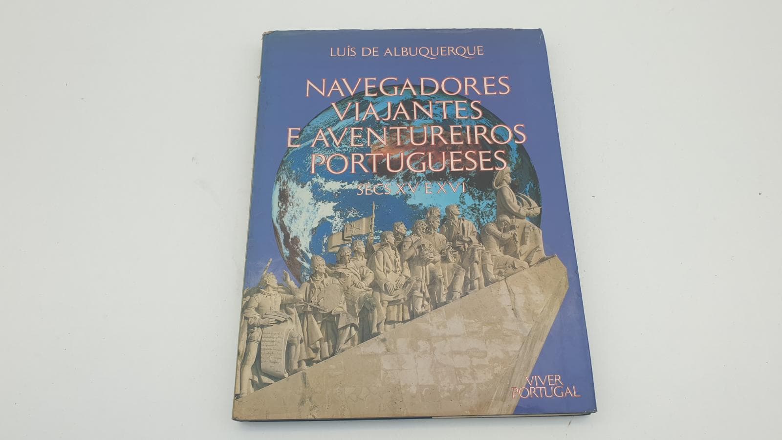 Livro de Luís Albuquerque com título “NAVEGADORES VIAJANTES E AVENTUREIROS PORTUGUESES” — imagem 1