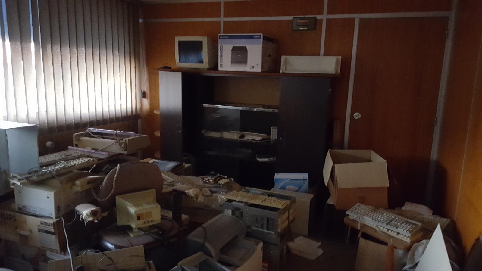 Equipamento de Escritório + Lote de Mobiliário de Criança — imagen 1