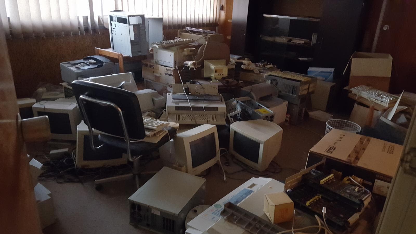 Equipamento de Escritório + Lote de Mobiliário de Criança — imagen 5