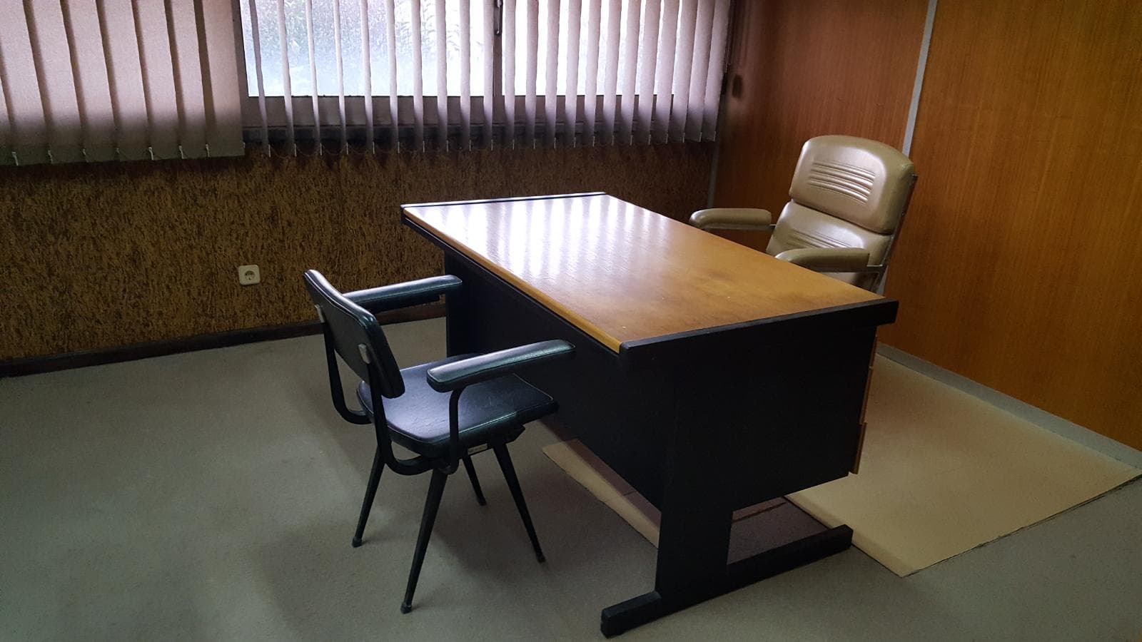 Equipamento de Escritório + Lote de Mobiliário de Criança — imagen 2