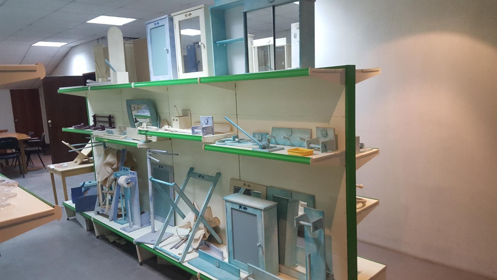 Equipamento de Escritório + Lote de Mobiliário de Criança — imagen 8