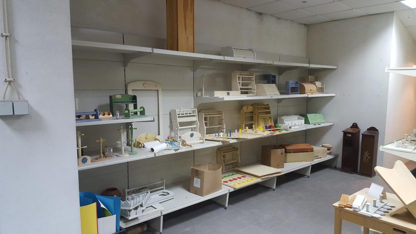 Equipamento de Escritório + Lote de Mobiliário de Criança — imagen 25