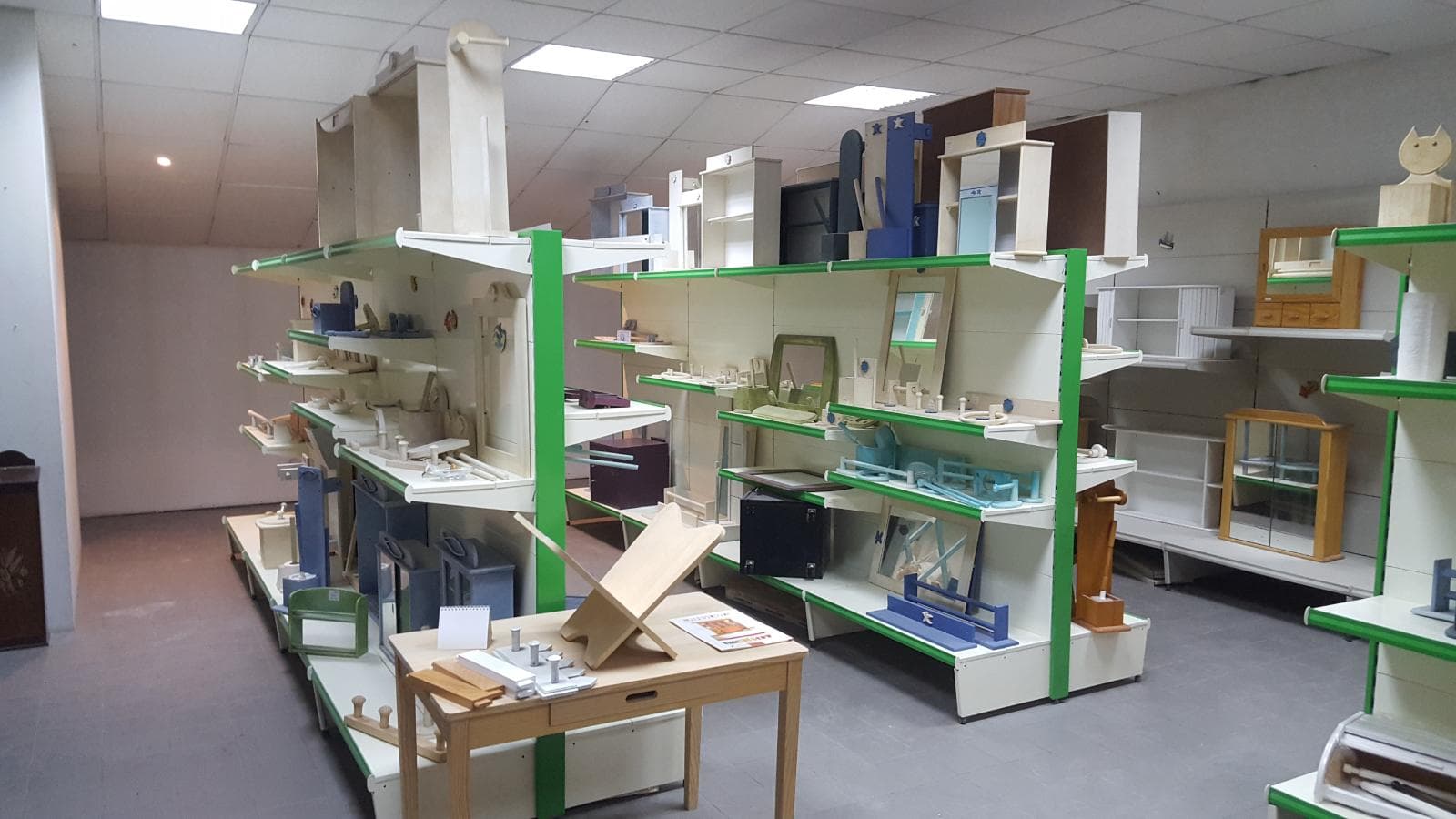 Equipamento de Escritório + Lote de Mobiliário de Criança — imagen 4