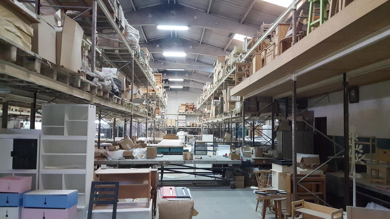 Lote de Móveis Acabados e por Acabar + Estanteria — imagen 1