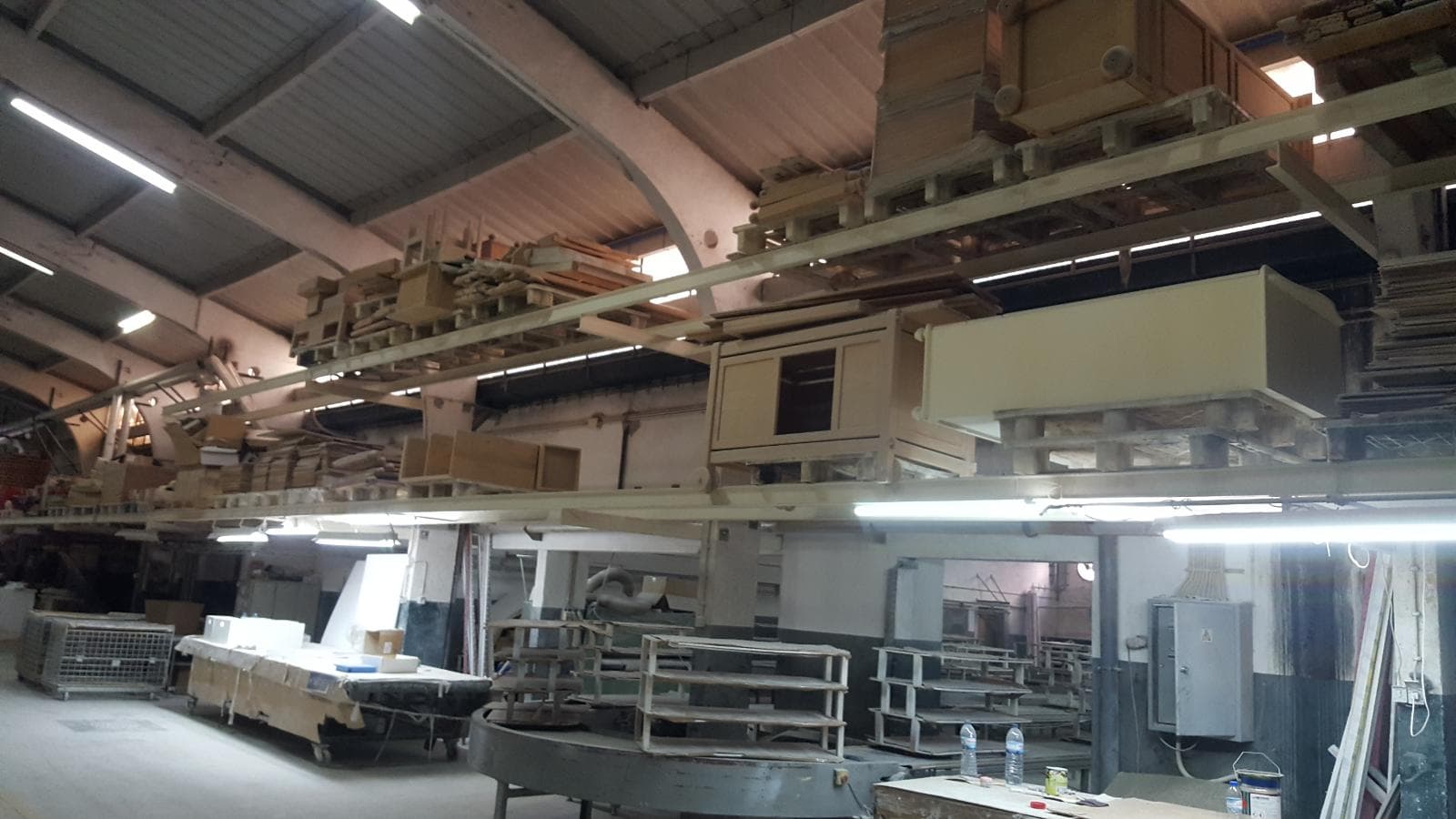 Lote de Móveis Acabados e por Acabar + Estanteria — imagen 2