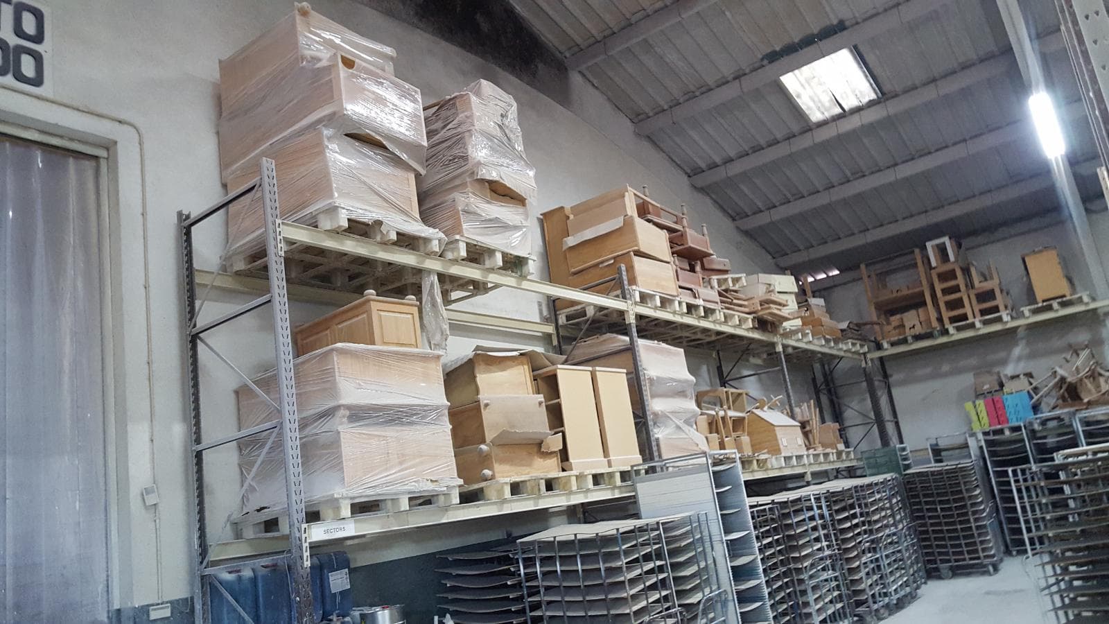 Lote de Móveis Acabados e por Acabar + Estanteria — imagen 4