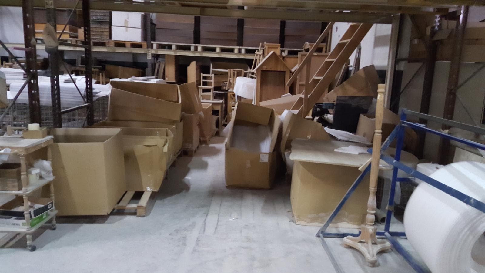 Lote de Móveis Acabados e por Acabar + Estanteria — imagen 10