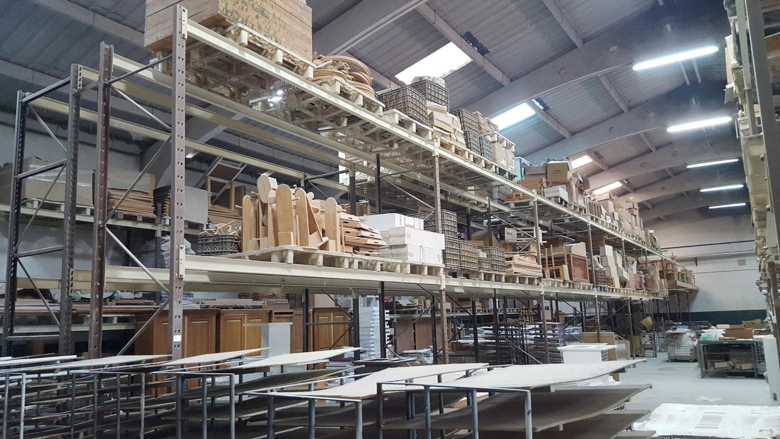 Lote de Móveis Acabados e por Acabar + Estanteria — imagen 11