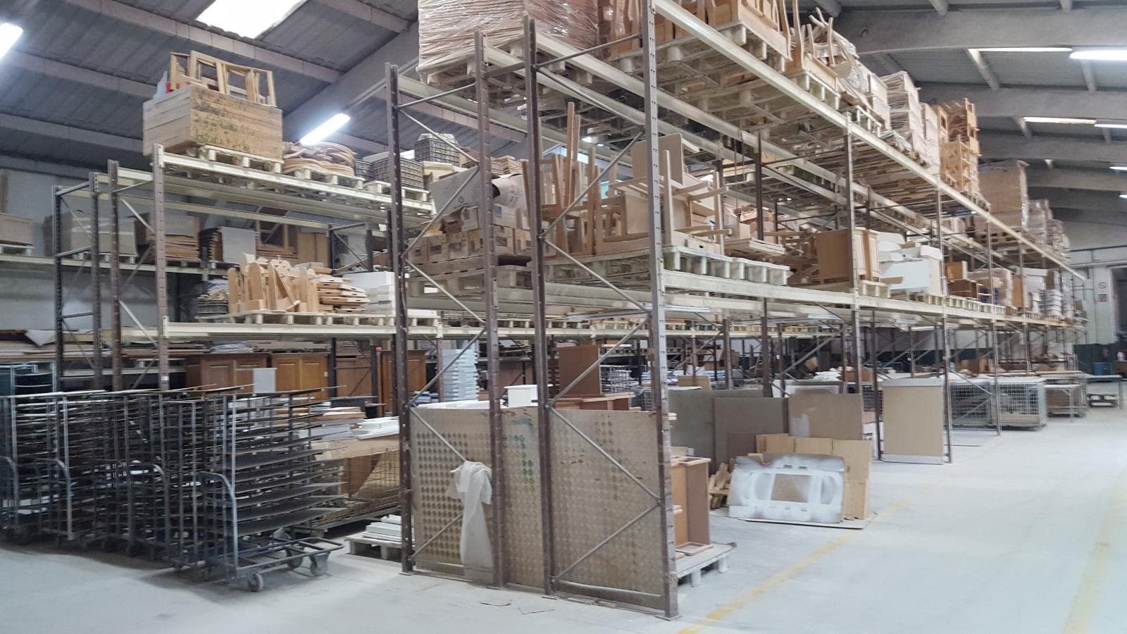 Lote de Móveis Acabados e por Acabar + Estanteria — imagen 18
