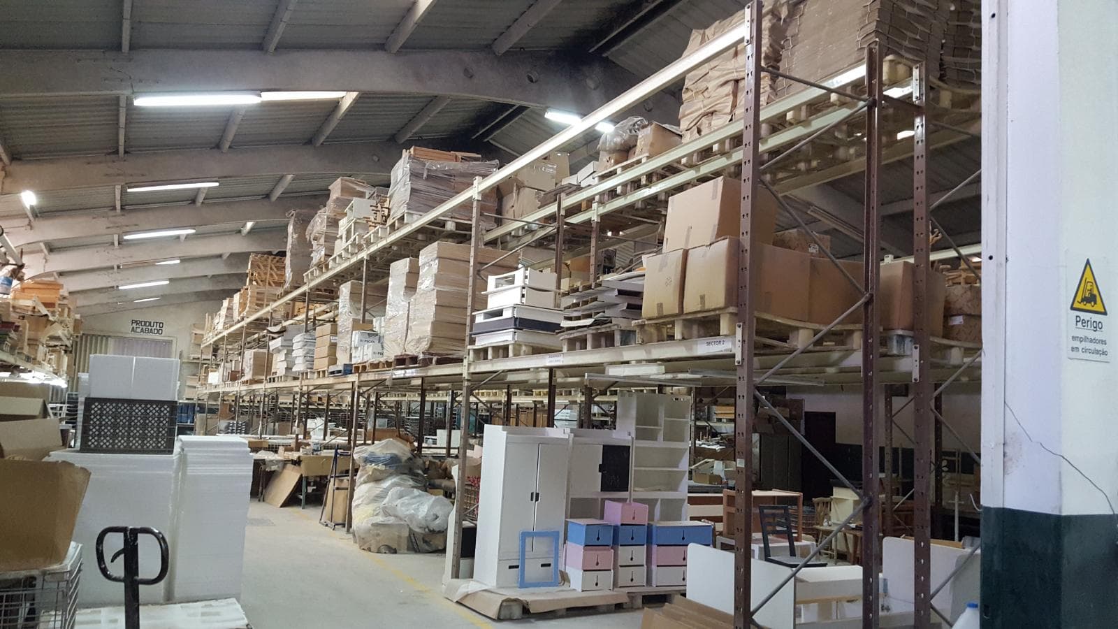 Lote de Móveis Acabados e por Acabar + Estanteria — imagen 21