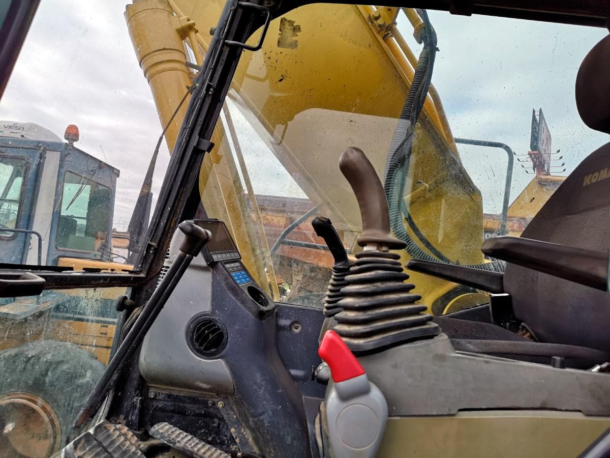 Excavadora Komatsu PC210LC-8 — imagem 4