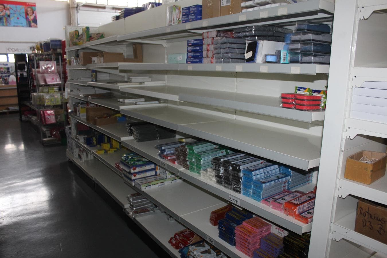 Material e Mobiliário de Escritório · Eq. Informático · Estanteria — imagem 31